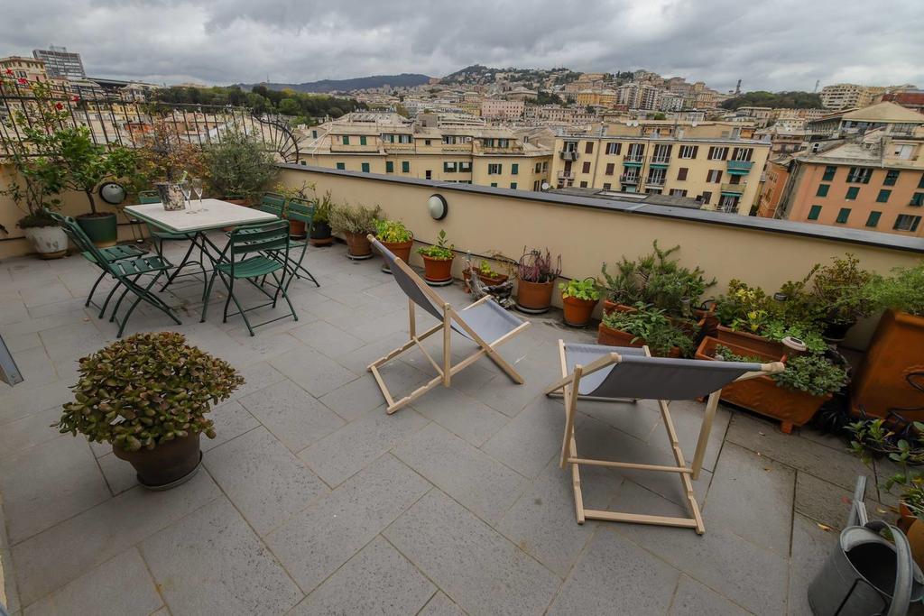 Altido Apt For 3 With Rooftop Balcony And Lovely Cityview Генуя Экстерьер фото