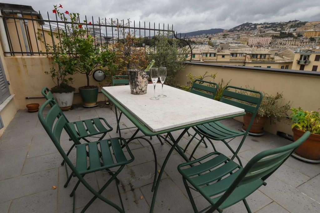 Altido Apt For 3 With Rooftop Balcony And Lovely Cityview Генуя Экстерьер фото
